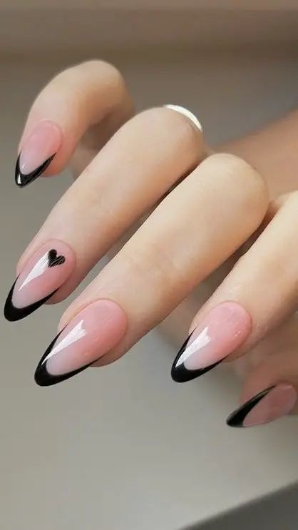 Cute And Simple Nail Art, Black Outfit Nails, Cute Simple Nails Black, Almond Nails With Black Design, 2024 Trend Nails, Cool Nail Inspo Simple, Simple Nail Designs Black, Nail Almond Design, Savage Dp For Instagram