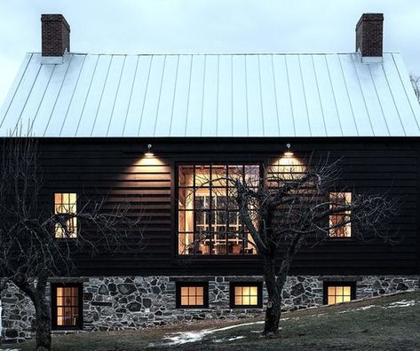 I like the SEPARATION of the lower level with the stone. Exterior Siding Colors, Black Metal Roof, Stone Exterior Houses, Black Houses, Black Barn, Dark House, Stone Barns, Home Exterior, Exterior Stone