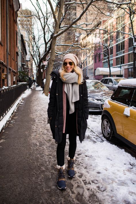 How To Layer Clothing For Cold Weather Travel Outfit Winter Cold Weather, Snow Outfits For Women, Winter Layering Outfits, Cold Weather Outfits Winter, Nyc Winter Outfits, Layer Clothes, Winter Outfits Snow, Cold Weather Dresses, Stylish Winter Coats