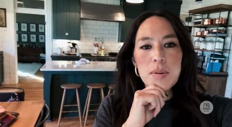 Chip and Joanna Gaines Show Off Finished Addition to Their Waco Farmhouse: 'We Finally Made It' Joanna Gaines New Kitchen, Joanna Gaines Kitchen Cabinets, Stile Joanna Gaines, Fixer Upper Welcome Home, Joanna Gaines Kitchen, Joanna Gaines Farmhouse, Comfortable Patio Furniture, Dark Green Kitchen, Chip And Jo