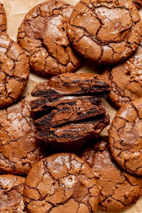 These decadent chocolate Nutella cookies bake up with shiny, crackly tops and gooey pockets of chocolate hazelnut goodness. Have a tall glass of milk ready, because these brownie-like cookies are dangerously rich! Brownies Aesthetic, Chocolate Nutella Cookies, Nutella Cookies Recipe, Infused Chocolate, Cookies Aesthetic, Cafe Recipes, Gooey Cookies, Fudge Brownie, Nutella Cookies