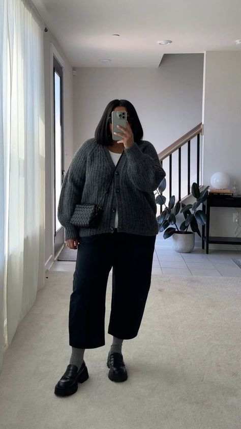 Casual Work Clothes Plus Size, Black Loafers Outfit Plus Size, Gray Socks Outfit, Retro Plus Size Outfit, Plus Size Outfits Modest, Loafers Outfit Plus Size, Minimalist Plus Size Fashion, Plus Size Loafers Outfit, Corporate Plus Size