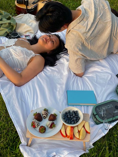 Couple Picnic, Picnic Engagement Photos, Picnic Photo Shoot, Picnic Pictures, Veuve Cliquot, Picnic Photoshoot, Wedding Fotos, Picnic Engagement, Picnic Inspiration