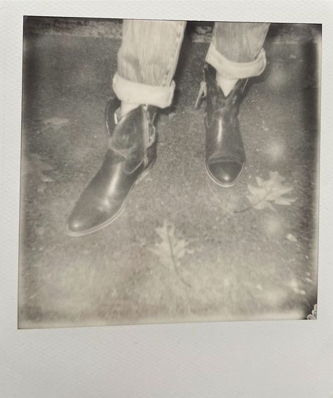 #polaroid #polaroidart #photography #cowboyboots #blackandwhite #b&w #bwphotos #polaroid600 Polaroid Inspo Pictures, Polaroid Pictures Aesthetic Vintage, Americana Photography, Photo Boots, Polaroid 600, Yes Man, Vintage Polaroid, Fallout New Vegas, Tough Girl