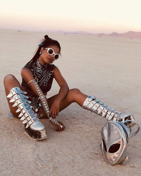 Echoing the mountains, this outfit gleams with futuristic flair—reflective textures and shimmering chains set against the desert's endless backdrop 👽🤩 @maracas ❤️‍🔥🔥 Estilo Burning Man, Bonnaroo Outfits, Burning Man Style, Burner Girls, Burning Man Girls, Desert Festival, Edm Festival Outfit, Festival Mode, Look Boho Chic