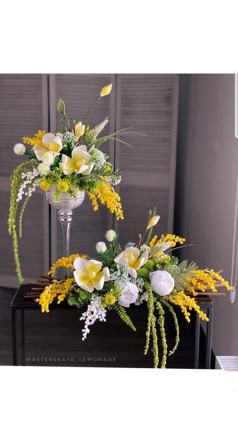 Easter Floral Arrangements, Easter Flower Basket, Easter Floral Decorations, Easter Decoration Ideas, Basket Centerpiece, Flower Shop Decor, Contemporary Flower Arrangements, Floral Art Arrangements, Easter Floral Arrangement