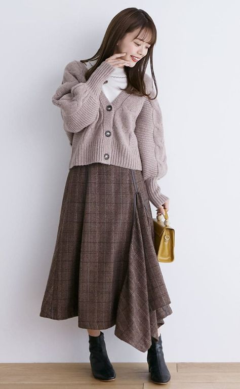 Cozy Japanese Outfit, Asian Womens Fashion, Japanese Soft Fashion, Japanese Fashion Women Casual Simple, Japanese Modest Outfit, Cardigan Long Skirt Outfit, Japanese Teacher Outfits, Japanese Mom Outfit, Japanese Clothing Style Women