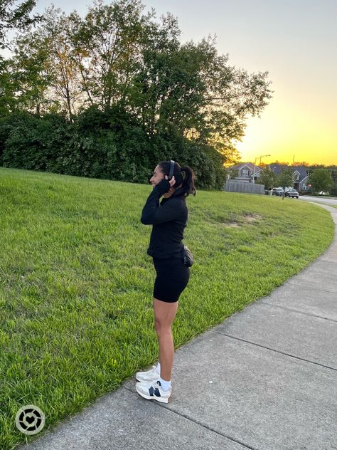 Sunset run, running training, running routine, running outfit, fit ootd, workout fit, running Ootd Gym, Walking Routine, Run Workout, Running Outfit, Girl Walk, Running Routine, Everywhere Belt Bag, Health Routine, Running For Beginners