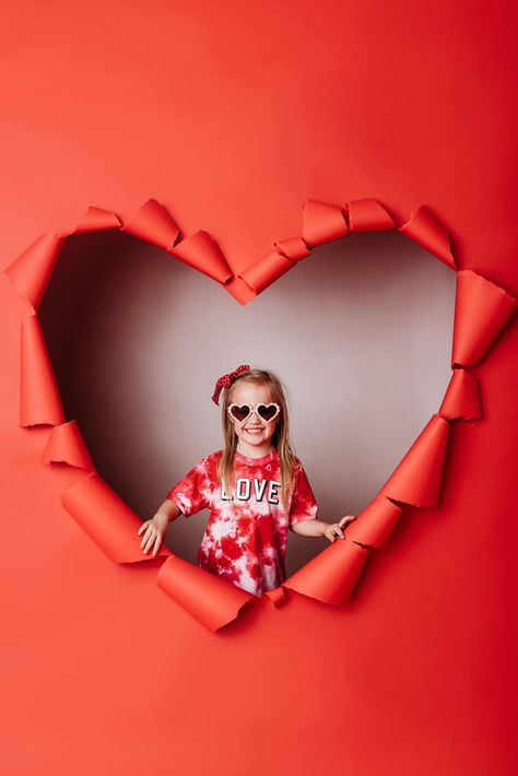 Vday Mini Session, Valentines Day Decorations Photoshoot, Valentine’s Day Backdrop Photoshoot, Valentine Minis Outdoor, Valentine Aesthetic Photography, Valentine Theme Photoshoot, Valentines Day Portraits, Valentine’s Day Portraits, Valentines Day Mini Session Ideas Indoor