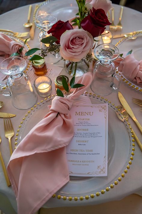 Sweet Bridal Shower Ideas, Birthday Party Place Settings, Blush And Gold Birthday Party, Rose Pink Party Decorations, Flower Themed Table Decor, Garden Theme Table Setting, Pink Party Theme Decoration, Rose Gold And Pink Table Decor, Gold And Pink Table Decor