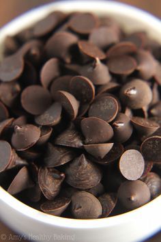 Healthy Homemade Dark Chocolate Chips -- you just need 2 ingredients & a plastic bag to make these clean eating chocolate chips! They're perfect for baking into cookies! Homemade Dark Chocolate, Homemade Chocolate Chips, Postre Keto, Thm Desserts, Sugar Free Chocolate Chips, Sans Gluten Sans Lactose, Low Carb Sweets, Low Carb Chocolate, Chocolate Chip Recipes