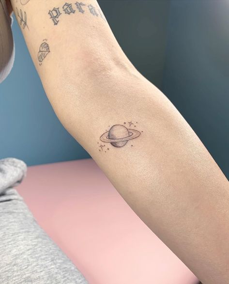 Supersweet Tattoos & Coffee on Instagram: “Tiny Saturn for a tiny tattoo collector by Erin (@handsomeluke)✨🪐 . . . . . . . . #planet #planettattoo #tinytattoos #saturntattoo #saturn…” Saturn Tiny Tattoo, Capricorn Saturn Tattoo, Small Saturn Tattoo, Saturn Tattoo Minimalist, Saturn Tattoo Design, 5sos Tattoo, Moon And Saturn Tattoo, Tattoo Planet, Planet Tattoo