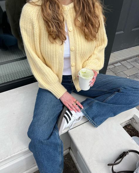 This yellow cardigan all spring long 💛 How To Style A Yellow Cardigan, Cardigan Outfit Colorful, Yellow Cardigan Aesthetic, Light Yellow Cardigan Outfit, Light Yellow Sweater Outfit, Yellow Cardigan Outfit Aesthetic, Yellow Cardigan Outfit Fall, Pastel Cardigan Outfit, Yellow Casual Outfit