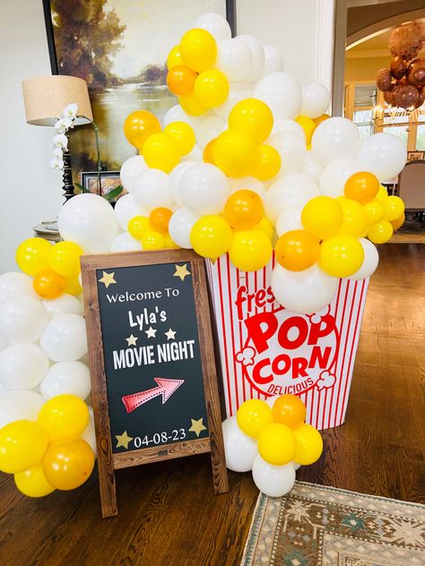 Movie night popcorn balloons Movie Night Backdrop Ideas, Outside Movie Night Decorations, Movie Theater Bday Party Ideas, Sweet Sixteen Movie Party, Movie Night Birthday Party Decor, Movie Night Party Ideas Indoor, Cinema Ideas Party, Party At Movie Theater, Backyard Movie Party Decorations