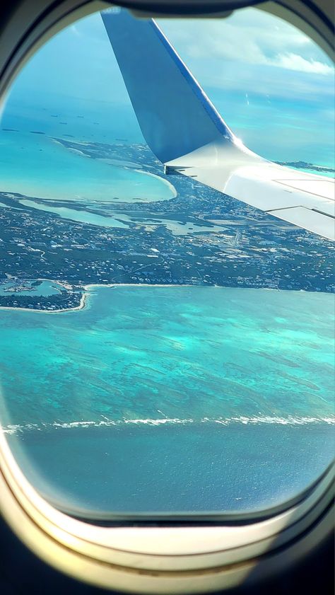 Window seat view of the ocean on an airplane departing turks and caicos island Turks And Caicos Aesthetic, Turk And Caicos, Travel Manifestation, Plane Seats, On An Airplane, Destination Voyage, When I Grow Up, A Plane, Window Seat