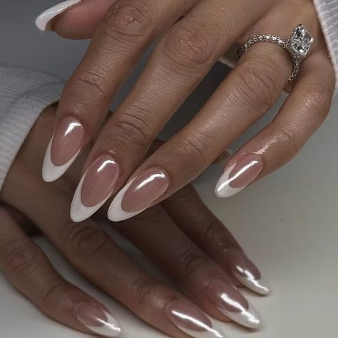 Chrome French Tip Nails Give A Modern Update To A Classic Mani Short Oval French Nails, French Oval Nails Design, Work Manicure, Chrome French Tip Nails, Chrome French Tip, Minimal Nail, Oval Nails Designs, Chrome French, Neon Acrylic Nails