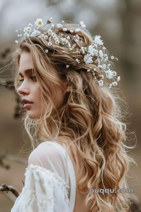 "Transform Your Look with Stunning Wedding Hairstyles! Get Ready to Steal the Spotlight. Discover Styles That Wow! Κούρεμα Bob, Bohemian Wedding Hair, Boho Bridal Hair, Flower Crown Hairstyle, Boho Wedding Hair, Fishtail Braid, Fairy Wedding, Bridal Hair Flowers, Wedding Hair Inspiration