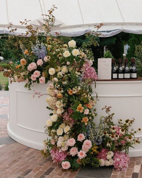 Statement Bar Wedding, Wildflower Wedding Reception Decor, Wedding Bar Flower Arrangement, Flowers On Bar Wedding, English Garden Wedding Decor, Garden Themed Wedding Reception, Wedding Bar Floral Arrangements, Wedding Floor Flowers, Bar Floral Installation