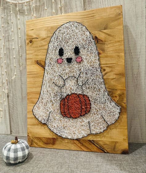 Pallet Art Ideas, Fall String Art, Ghost Holding A Pumpkin, 4h Ideas, Fall Crafts For Adults, Diy String Art, Thema Halloween, Diy Projects For Men, Nail String