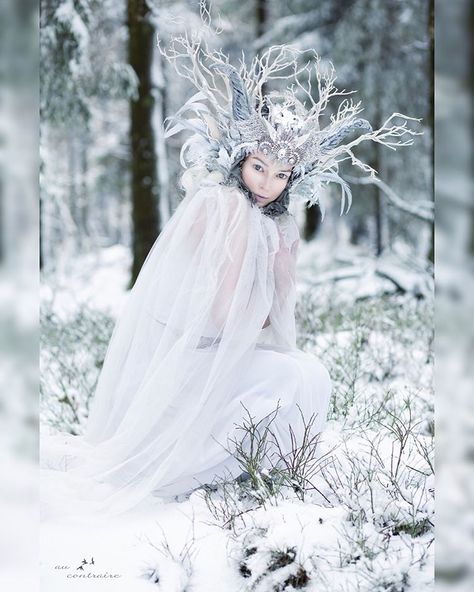 Ｍｅｌ Ｐｌｕｍ ➰ ｆｉｎｅａｒｔ ➰ on Instagram: “Model/Make up @sugarhail Headdress @maskenzauber #portrait #fineartphotography #snow #winter #white #model #costume #werbung” Winter Wonderland Costume, Winter Fairy Costume, Cosmic Christmas, Harvest Dance, Fairy Medieval, Snow Queen Costume, Ice Queen Costume, Gothic Winter, Model Costume