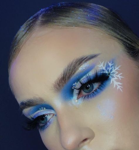 Jack Frost Makeup Ice Queen, Party Eyeshadow Looks, Snowflake Eyeliner, Blue Christmas Makeup, Snowflake Makeup Looks, Christmas Theme Makeup, Blue Winter Makeup, Frozen Makeup Look, Elsa Makeup Look