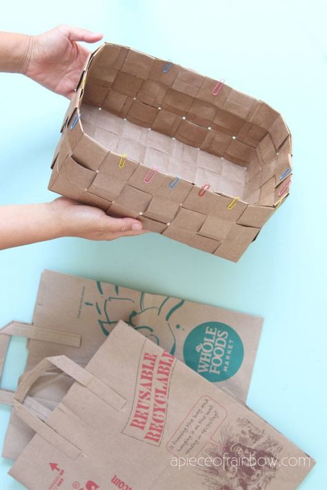 Recycler Diy, Weaving Paper, Paper Basket Weaving, Koti Diy, Paper Grocery Bags, Paper Bag Crafts, Leather Storage, Paper Weaving, Origami Box