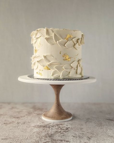 Elizabeth Sund | Minot Cake Artist on Instagram: "✨White on white cakes let the texture shine.✨  #buttercreamcake #cakedesign #cake #weddingcake" Cake Designs Modern, White Cake Decoration Birthday, White And Gold Marble Cake, All White Cake Design, Wedding Cakes 1 Tier, White Cakes Ideas, Simple White Cake Design, White Bday Cake, White Cake Aesthetic