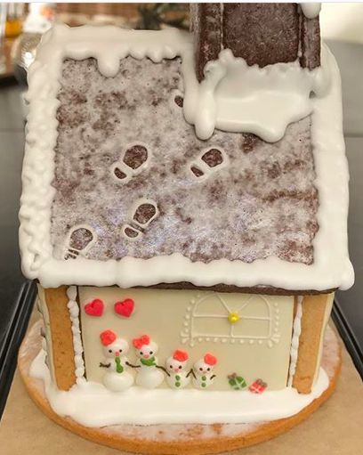 Homemade Gingerbread House, Gingerbread House Recipe, Cool Gingerbread Houses, Ginger House, Gingerbread House Parties, Gingerbread House Designs, Gingerbread House Cookies, Gingerbread Party, Gingerbread Village