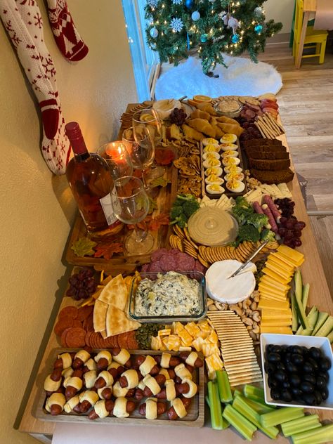 Thanksgiving Party Tray Ideas, Thanksgiving Table Settings Buffet, Friendsgiving Food Board, Grazing Table Thanksgiving, Big Thanksgiving Dinner, Friendsgiving Take Home Gift, Dessert Table Ideas Thanksgiving, Thanksgiving With Friends Aesthetic, Garage Party Set Up Ideas Thanksgiving