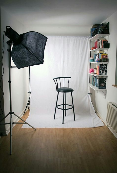 Home Photo Studio Setup, Home Studio Ideas Photography, Photography Studio Small Spaces, Small Home Photo Studio, Studio Setting Photography, Small Content Creator Space, Small Space Photoshoot, Small Film Studio, Tiny Studio Photography