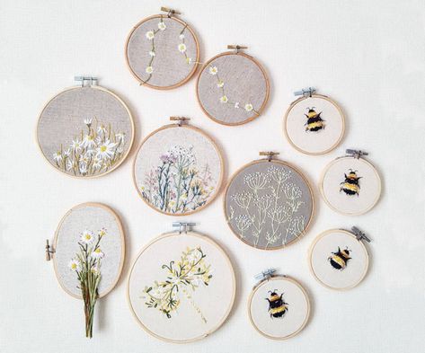 Diy Easy Embroidery, Hoop Art Wall, Diy Hand Embroidery, Wall Art Tutorial, Embroidery Hoop Art Diy, Embroidery Hoop Wall, Embroidery Hoop Wall Art, Embroidery Wall, Embroidery Wall Art