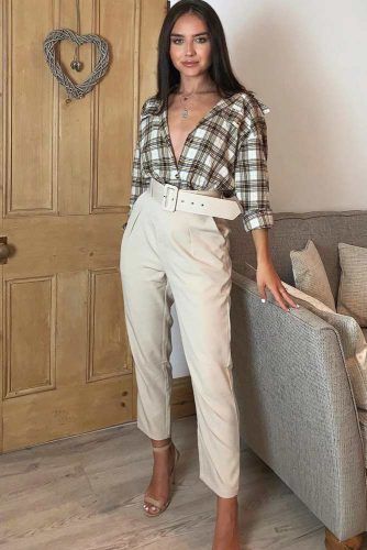 Flannel Fall Outfits: Style Tips How to Wear Your Favorite Shirt ★ Flannel Outfit Women, Flannel Fall Outfits, Nude Trousers, Button Shirt Outfit, Checked Shirt Outfit, Punk Leather Jacket, Rocker Boots, Flannel Shirt Outfit, Plaid Shirt Outfits