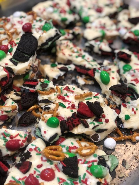 Christmas Bark Recipes, Oreo Bark, Candy Cane Recipe, White Chocolate Oreos, Christmas Bark, Chocolate Garnishes, Mint Oreo, Holiday Baking Recipes, Cookie Christmas