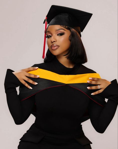 Convocation Outfit, Graduation Shoot Ideas, Graduation Ceremony Outfit, Masters Graduation Pictures, Nursing Graduation Pictures, Graduation Images, Masters Graduation, College Graduation Photoshoot, College Graduation Pictures Poses