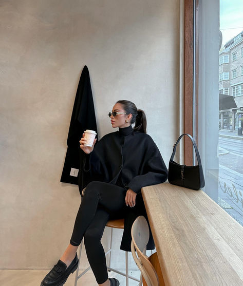 Rainy Classy Outfit, Peace Life, Academic Validation, Elegante Casual, Looks Street Style, Looks Black, Minimal Chic, All Black Outfit, Mode Inspo