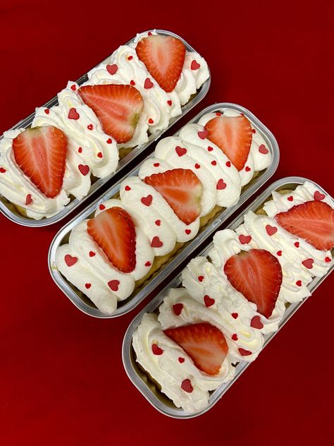 Mother’s Day Mini Tin Cakes, Mini Cake Tins Ideas, Tres Leches Cake Individual, Mini Loaf Cakes Valentines, Mini Cake Tray Ideas, Mini Pan Cakes Ideas, Mini 3 Leches Cake, Mini Heart Tin Cakes, Decorate Mini Cakes