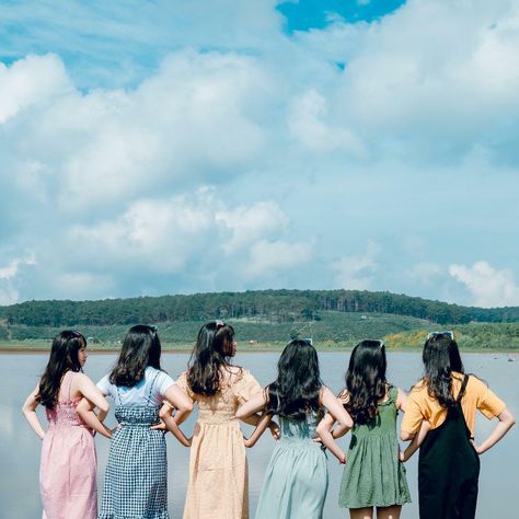 I’m a girl not a "human giver" Bestfriends Goals, Friends Forever Pictures, Friendship Pictures, Six Girl, Girl Friendship, 사진 촬영 포즈, Cute Friend Photos, Friend Poses, Real Friends