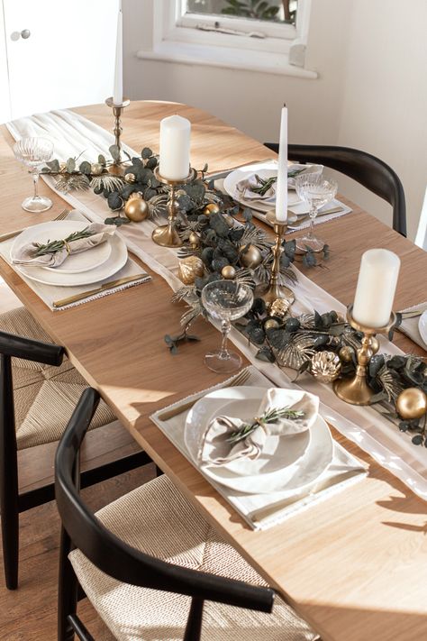 🎄Christmas Table Decorations | Christmas Table Setting | Christmas Decor | Holiday Decor Christmas Table Settings Wooden Table, Xmas Party Table Decorations, Christmas Dinner Table Set Up, Simple Christmas Place Settings, How To Set Table For Dinner Party, Christmas Table Set Up Ideas, Christmas Decor Ideas Dinner Table, Christmas Setting Table, Christmas Table Decoration Ideas