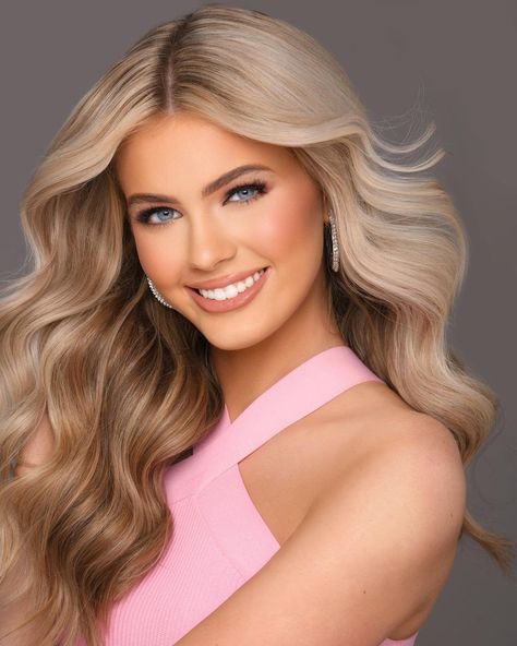 pageants • Instagram Beauty Queen Pageant Hair And Makeup, Cute Hairstyles For Pageants, Beauty Pageant Headshots, Pageant Headshot Ideas, Headshot Poses Pageant, Pageant Hair For Teens Medium, Acting Headshots Poses, Miss Usa Headshots, Pageant Headshots Outfits