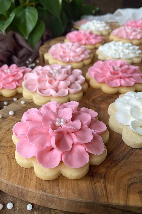 Royal Icing Flowers Recipe, Simple Flower Royal Icing Cookies, Pink Flower Cookies Decorated, Easter Frosted Sugar Cookies, Pink Iced Cookies, Royal Icing Rosettes, How To Make Fancy Sugar Cookies, Pink Royal Icing Cookies, Spring Flower Cookies Royal Icing