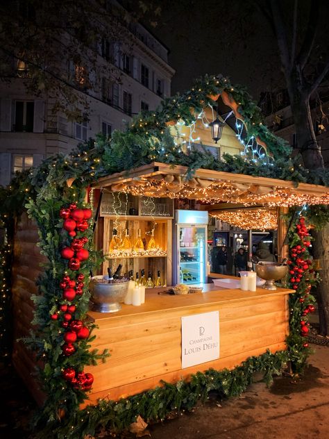 Christmas Festival Decorations, Christmas Market Stand Ideas, Christmas Market Decoration Ideas, Christmas Market Booth Ideas, Christmas Stand Ideas, Christmas Market Decorations, Christmas Booth Ideas, Christmas Market Decor, Winter Pop Up Store