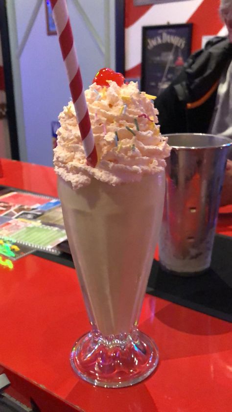 Milkshake Mc Donalds, Summer Milkshakes, Vintage Milkshake, Candy Milkshake, Milkshake Aesthetic, Homemade Milkshake, Drinks Aesthetic, Road Trip Food, Sleepover Food