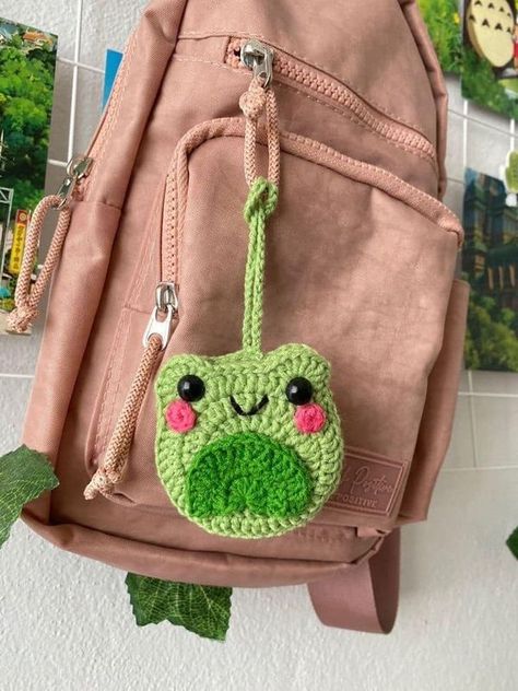 Crochet Bag Pouch Charms, Mini Crochet Projects Ideas, Airtag Crochet, Small Crochet Gifts For Kids, Crochet Pouch Ideas, Crochet Mini Bag Free Pattern, Crochet Bag Charm Free Pattern, Mini Pouch Crochet, Crochet Headphone Accessories