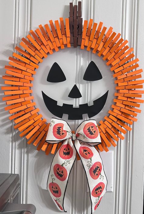 Halloween Jack-o-Lantern clothespin wreath measures 16" wide x approx. 24" long(which includes from the top of the stem to the bottom of the bow) .. handmade by me....&& made for the Halloween lover in you!  if you love decorating for the Halloween season you will  love love love this Jack-o-lantern wreath !!  It looks awesome on the front door as well as  hanging on your wall anywhere in your house ! All clothespins are hand painted by me & hot glued to the wire wreath! ️🦇 Halloween Clothespin Wreath, Halloween Reefs Front Doors, Clothespin Wreath Diy, Halloween Wreath Ideas Diy, Clothespins Wreaths, Pallet Vanity, Halloween Wreaths For Front Door, Guisada Recipe, Halloween Clothespin