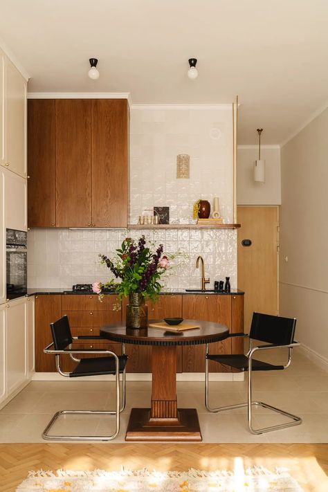 A Timeless Apartment Makeover with Midcentury Flair - Mid Century Home Bauhaus Interior, Strategic Design, Design Tricks, Apartment Makeover, Interior Vintage, Vintage Interior, Maximize Space, Mid Century House, Apartment Interior