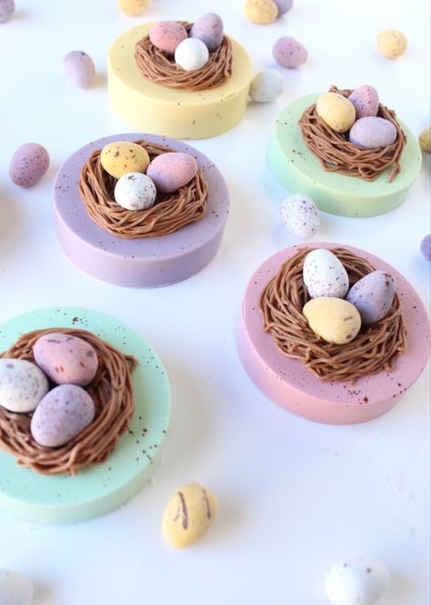 Easter Oreos Covered, Chocolate Covered Easter Treats, Spring Chocolate Covered Oreos, Easter Cake Pucks, Themed Chocolate Covered Oreos, Easter Chocolate Covered Treats, Chocolate Covered Oreo Ideas, Easter Dessert Boxes, Easter Cakesicles