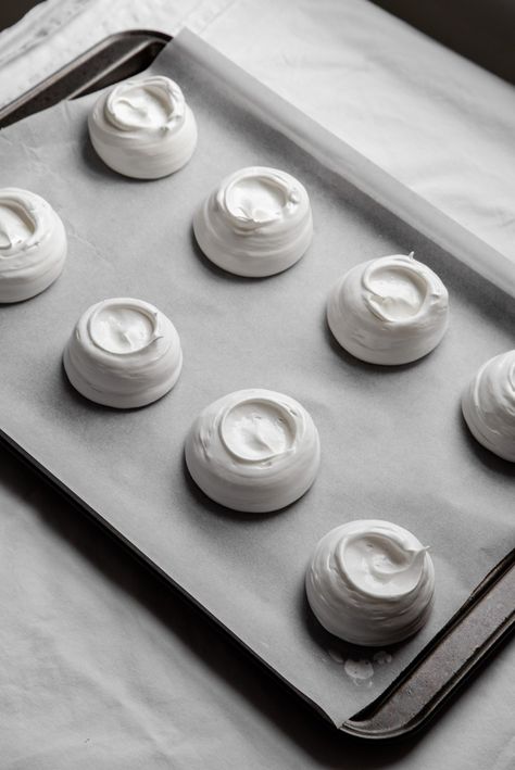 Mini Pavlovas Pavlova Recipe Mini, Small Pavlova, Pavlova Aesthetic, Individual Pavlova, Mini Pavlova Recipe, Pavlova Mini, Mini Pavlovas, Mini Pavlova, Meringue Desserts