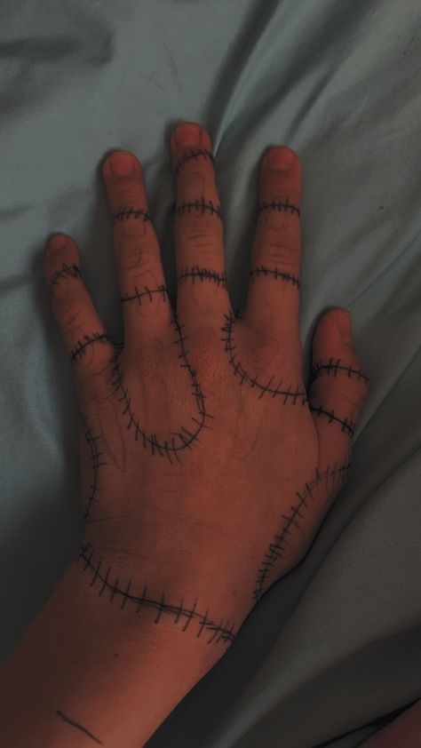 Skeleton Drawing On Hand Easy, Drawing To Put On Your Hand, Easy Thing To Draw On Your Hand, What To Draw On Your Hand With Sharpie, Zombie Doodle Easy, Y2k Things To Draw On Your Hand, Pen Art On Hand Easy, Things To Draw On Your Body With Pen, Drawing On Ur Hand