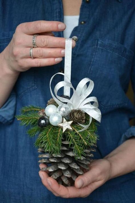 Julkransar Diy, Jul Diy, Pinecone Crafts, Pine Cone Decorations, Cones Crafts, Winter Inspired, Pine Cone Crafts, Noel Christmas, Holiday Diy