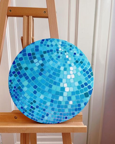 Blue Disco Ball Painting, Disco Ball Paintings, Circular Canvas Painting Ideas, How To Paint A Disco Ball, Circular Painting Ideas, Blue Disco Ball, Disco Ball Painting, Circular Canvas Painting, Disco Ball Art